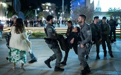 La police dispersant des manifestants lors d'une manifestation contre le gouvernement israélien actuel et contre la République islamique d'Iran sur la Place Habima, à Tel Aviv, le 28 mars 2026. (Crédit : Flash90)