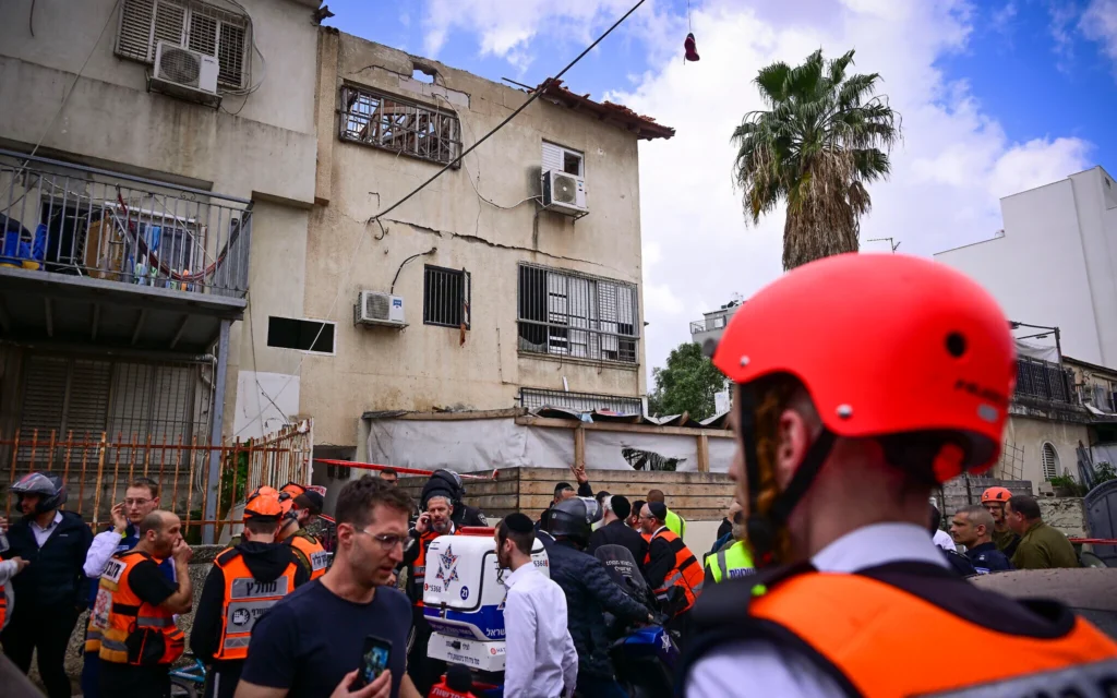 Les forces de sécurité et les secours inspectent les dégâts sur les lieux où une bombe à sous-munitions tirée depuis l'Iran vers Israël a causé des dégâts à Bnei Brak, le 31 mars 2026. (Crédit: Avshalom Sassoni/Flash90)
