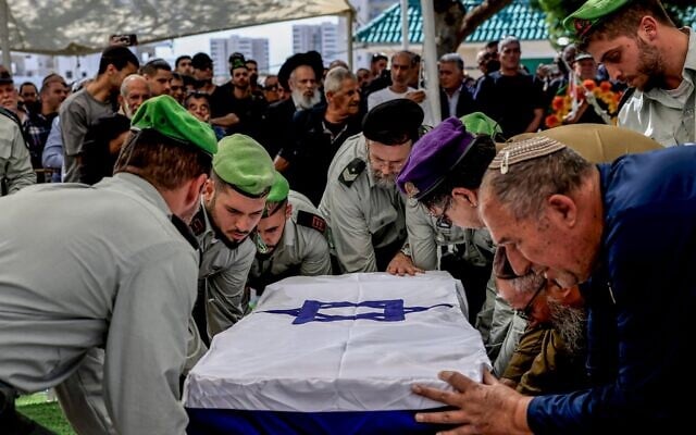 La famille et les amis du capitaine Noam Madmoni, tombé au combat contre le Hezbollah dans le sud du Liban, assistant à ses funérailles, au cimetière militaire de Sderot, le 31 mars 2026. (Crédit : Tsafrir Abayov/Flash90)