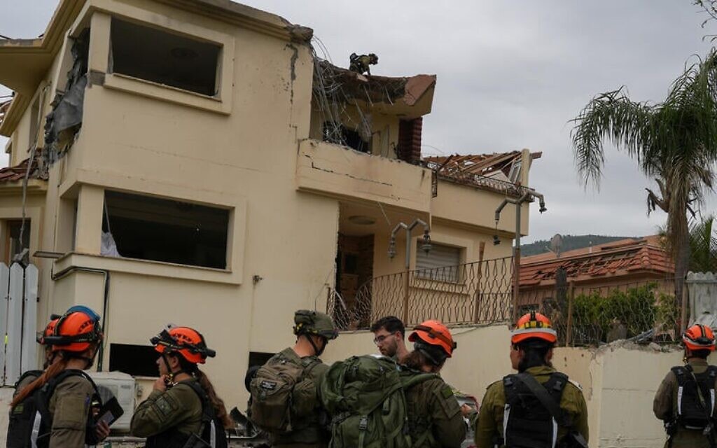 Les forces de sécurité et d’intervention israéliennes sur les lieux des dégâts causés par une attaque à la roquette depuis le Liban, dans la ville de Kiryat Shmona, au nord du pays, le 1ᵉʳ avril 2026. (Crédit : Ayal Margolin/Flash90)