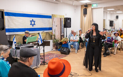 Une fête de l'Indépendance au Centre communautaire Reich pour seniors à Tel-Aviv, le 22 avril 2026. (Crédit: Dor Pazuelo/Flash90)