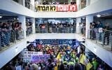 Des manifestants anti-guerre à l’abri dans un parking souterrain alors qu’une sirène retentit pour avertir de l’arrivée de missiles balistiques tirés vers Israël, à Tel Aviv, le 4 avril 2026. (Crédit : Flash90)