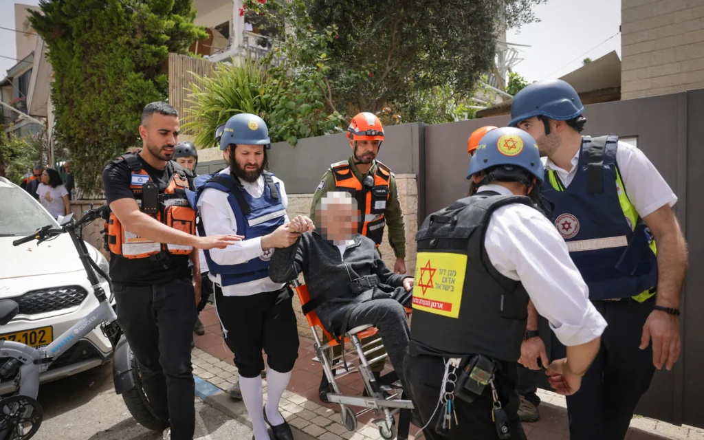 Les forces de sécurité et de secours sur les lieux où un missile tiré depuis l'Iran en direction d'Israël a causé des dégâts à Ramat Gan, le 4 avril 2026. (Crédit : Miriam Alster/Flash90)