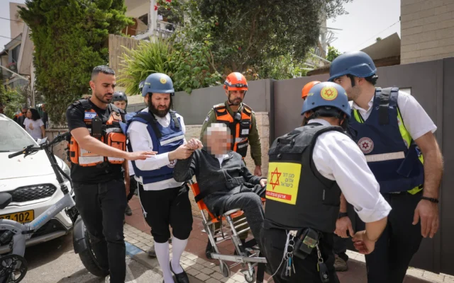 Les forces de sécurité et de secours sur les lieux où un missile tiré depuis l'Iran en direction d'Israël a causé des dégâts à Ramat Gan, le 4 avril 2026. (Crédit : Miriam Alster/Flash90)