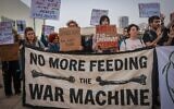 Des manifestants anti-guerre se rassemblent pour une manifestation sur la place Habima à Tel Aviv, le 4 avril 2026. (Crédit : Miriam Alster/Flash90)