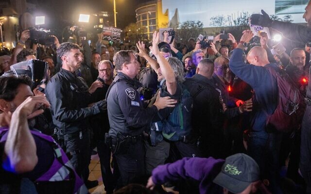 Des policiers dispersant une manifestation anti-Netanyahu et anti-guerre contre le régime iranien, sur la Place Habima, à Tel Aviv, le 4 avril 2026. (Crédit : Miriam Alster/Flash90)