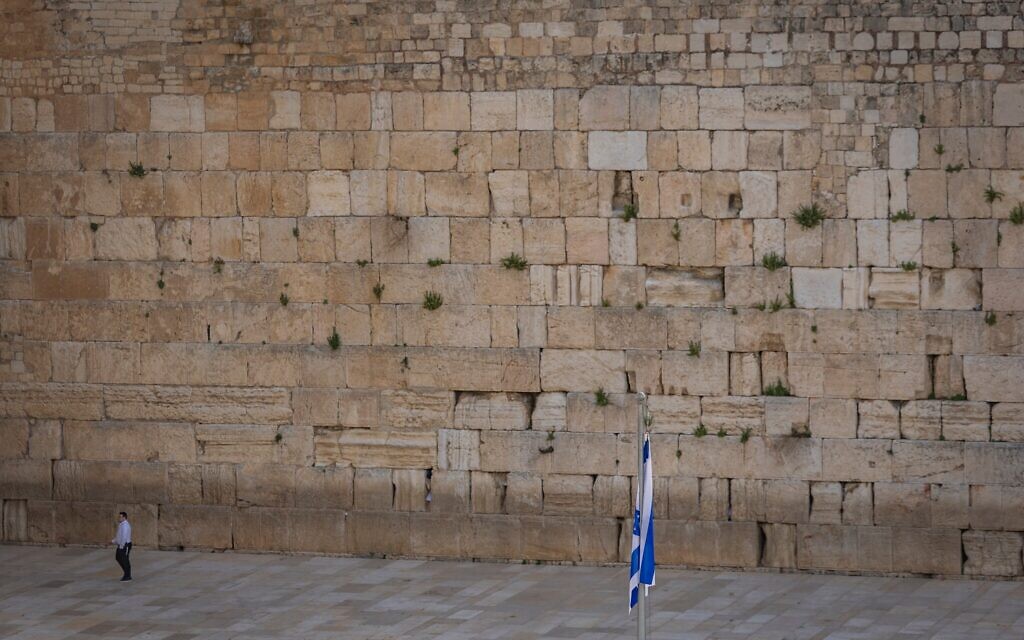 Vue de l'esplanade du mur Occidental déserte, dans la Vieille Ville de Jérusalem, le 5 avril 2026. (Crédit : Chaïm Goldberg/Flash90)