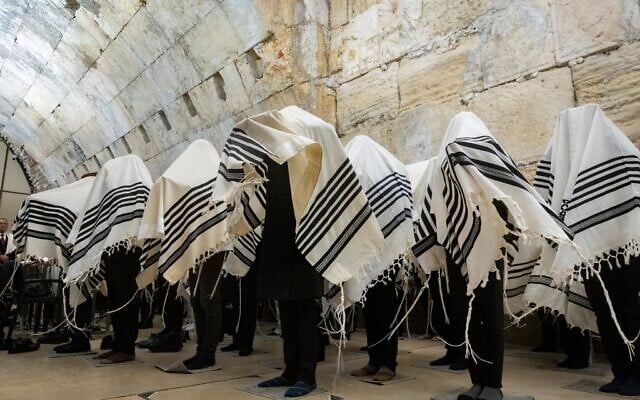 Des Juifs participant à la traditionnelle bénédiction sacerdotale - Birkat Cohanim - pendant la fête de Pessah, dans une zone couverte près du mur Occidental de Jérusalem, les prières ayant été limitées à 50 participants en raison de la guerre en cours, le 5 avril 2026. (Crédit : Chaïm Goldberg/Flash90)