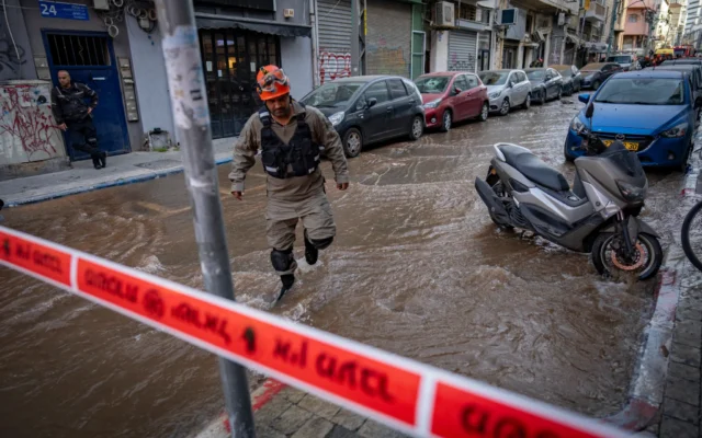 Des secouristes et forces de sécurité israéliennes sur les lieux où un missile tiré depuis l'Iran en direction d'Israël a causé des dégâts et des inondations à Tel Aviv, le 6 avril 2026. (Crédit : Flash90)