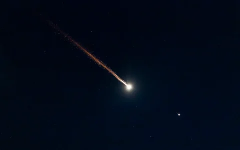 Un missile balistique tiré depuis l’Iran, vu au-dessus de Jérusalem, le 7 avril 2026. (Crédit : Yonatan Sindel/Flash90)