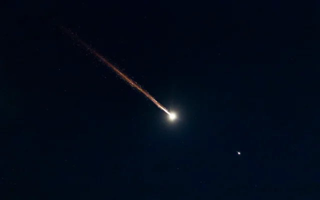 Un missile balistique tiré depuis l’Iran, vu au-dessus de Jérusalem, le 7 avril 2026. (Crédit : Yonatan Sindel/Flash90)