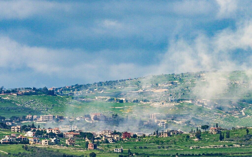 De la fumée s’élevant du sud du Liban à la suite de frappes aériennes israéliennes, le 8 avril 2026. (Crédit : Ayal Margolin/Flash90)