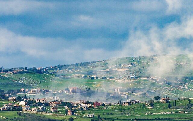 De la fumée s’élevant du sud du Liban à la suite de frappes aériennes israéliennes, le 8 avril 2026. (Crédit : Ayal Margolin/Flash90)