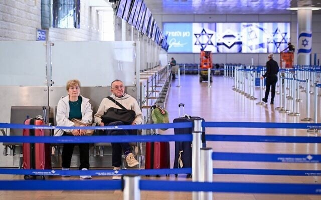 Des passagers attendent à l'aéroport Ben Gurion, pratiquement désert, le 9 avril 2026. (Crédit : Avshalom Sassoni/FLASH90) Des passagers attendent à l'aéroport Ben Gurion, pratiquement désert, le 9 avril 2026. (Crédit : Avshalom Sassoni/FLASH90)