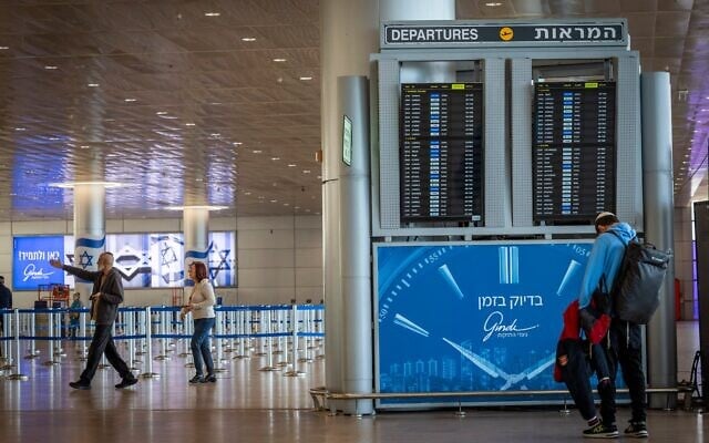 Illustration : Des passagers à l'aéroport Ben Gurion, près de Tel Aviv, le 9 avril 2026. (Crédit : Chaïm Goldberg/Flash90)