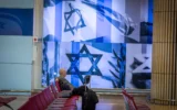 Illustration : Des passagers à l’aéroport Ben Gurion, près de Tel Aviv, le 9 avril 2026. (Crédit : Chaïm Goldberg/Flash90)