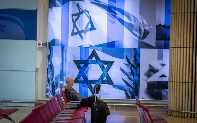 Illustration : Des passagers à l’aéroport Ben Gurion, près de Tel Aviv, le 9 avril 2026. (Crédit : Chaïm Goldberg/Flash90)
