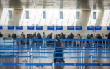 Passagers à l’aéroport Ben Gurion près de Tel Aviv après sa réouverture complète à la suite d’un accord de cessez-le-feu entre les États-Unis et l’Iran, le 9 avril 2026. (Crédit : Chaim Goldberg/Flash90)