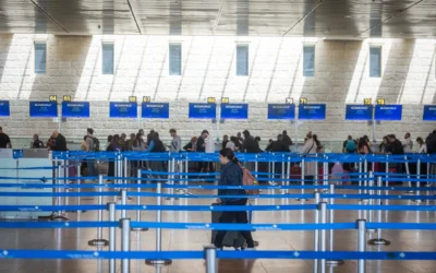 Passagers à l’aéroport Ben Gurion près de Tel Aviv après sa réouverture complète à la suite d’un accord de cessez-le-feu entre les États-Unis et l’Iran, le 9 avril 2026. (Crédit : Chaim Goldberg/Flash90)