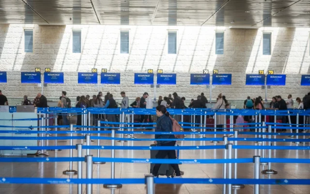 Passagers à l’aéroport Ben Gurion près de Tel Aviv après sa réouverture complète à la suite d’un accord de cessez-le-feu entre les États-Unis et l’Iran, le 9 avril 2026. (Crédit : Chaim Goldberg/Flash90)