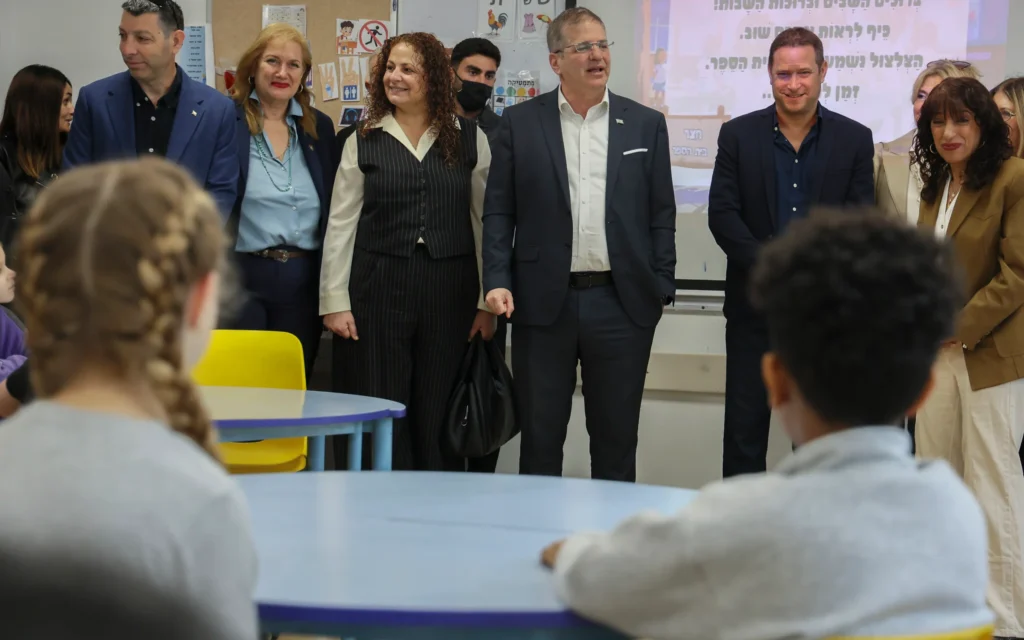 Le ministre de l’Éducation, Yoav Kisch, visite une école alors que les enfants reprennent les cours après un cessez-le-feu avec l’Iran, à Rishon Lezion le 9 avril 2026. (Crédit : Jonathan Shaul/Flash90)
