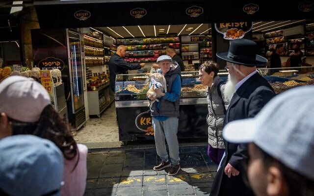 Des achats pendant un cessez-le-feu dans la guerre contre l'Iran au marché Mahane Yehuda, à Jérusalem, le 9 avril 2026. (Crédit : Yonatan Sindel/Flash90)