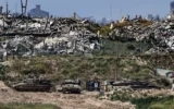Des chars israéliens stationnés à l'intérieur de la bande de Gaza, vus depuis le sud d'Israël, le 10 avril 2026. (Tsafrir Abayov/Flash90)