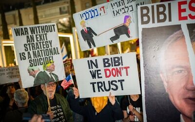 Des Israéliens participant à une manifestation contre le gouvernement, à Tel Aviv, le 11 avril 2026. (Crédit : Flash90)