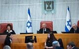 Le vice-président de la Cour suprême, Noam Sohlberg, préside une audience consacrée aux mesures prises par le gouvernement pour enrôler les juifs ultra-orthodoxes dans l'armée israélienne, le 12 avril 2026. (Crédit : Yonatan Sindel/Flash90)
