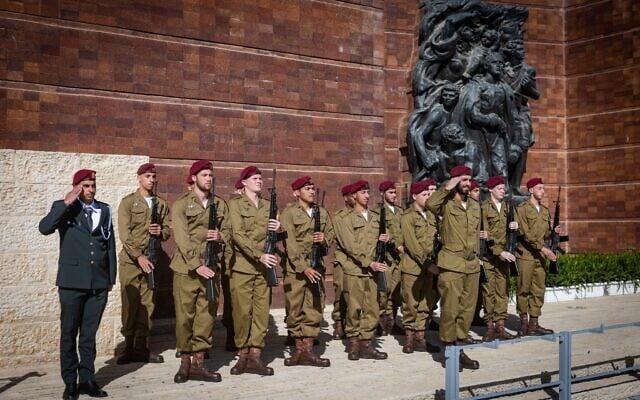 Des soldats de l’armée israélienne lors des répétitions en vue d'une cérémonie marquant le Jour du souvenir de la Shoah - Yom HaShoah, à Yad Vashem, à Jérusalem, le 14 avril 2026 (Crédit : Chaïm Goldberg/Flash90)