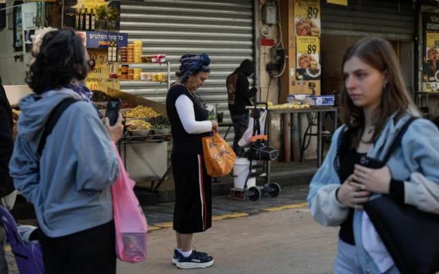Les gens s'arrêtent au marché Mahane Yehuda à Jérusalem, alors qu'une sirène retentit pendant deux minutes dans tout Israël pour marquer la Journée de commémoration de l'Holocauste, le 14 avril 2026. (Crédit: Rachel Alroey/Flash90) Les gens s'arrêtent au marché Mahane Yehuda à Jérusalem, alors qu'une sirène retentit pendant deux minutes dans tout Israël pour marquer la Journée de commémoration de l'Holocauste, le 14 avril 2026. (Crédit: Rachel Alroey/Flash90)