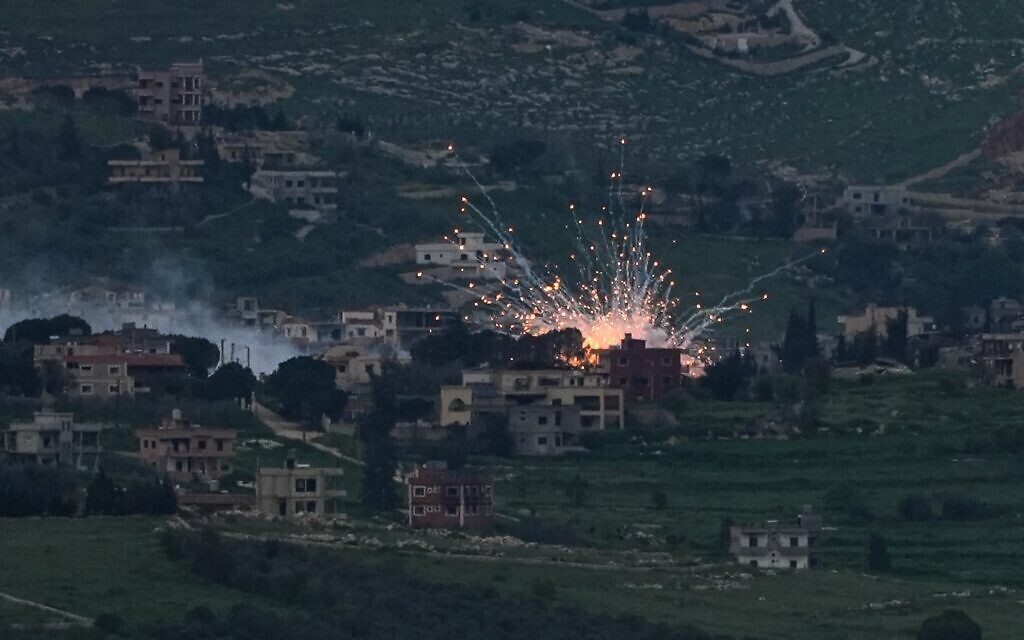De la fumée et des flammes s'élèvent dans le Sud-Liban lors d'une opération militaire israélienne, comme on peut le voir depuis le Nord d'Israël, le 15 avril 2026. (Crédit : Ayal Margolin/Flash90)