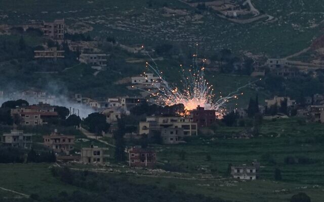 De la fumée et des flammes s'élèvent dans le Sud-Liban lors d'une opération militaire israélienne, comme on peut le voir depuis le Nord d'Israël, le 15 avril 2026. (Crédit : Ayal Margolin/Flash90)