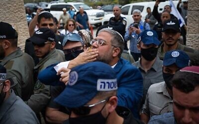 Le ministre de la Sécurité nationale, Itamar Ben Gvir, s'adressant aux médias, devant la Cour suprême, à Jérusalem, le 15 avril 2026. (Crédit : Yonatan Sindel/Flash90)