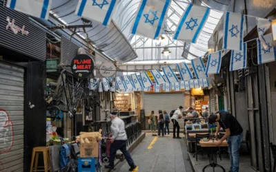 Les gens font leurs achats au marché Mahane Yehuda à Jérusalem, le 15 avril 2026. (Yonatan Sindel/Flash90)