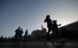 Des milliers de coureurs participant au marathon annuel de Jérusalem, le 17 avril 2026. (Crédit : Yonatan Sindel/Flash90)