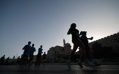 Des milliers de coureurs participant au marathon annuel de Jérusalem, le 17 avril 2026. (Crédit : Yonatan Sindel/Flash90)