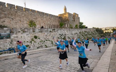 Des milliers de coureurs participent au marathon de Jérusalem près des murs de la Vieille Ville, le 17 avril 2026 (Yonatan Sindel/Flash90)