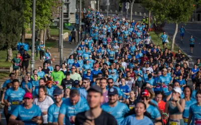 Des milliers de coureurs participant au marathon de Jérusalem près des remparts de la Vieille Ville, le 17 avril 2026. (Crédit : Yonatan Sindel/Flash90)
