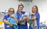 Le personnel soignant posant avec des bébés nés pendant la récente guerre, à l’hôpital de Nahariya, le 13 avril 2026 (Crédit : Yossi Aloni/FLASH90)