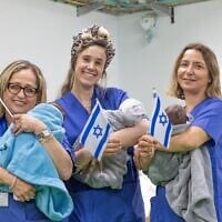 Le personnel soignant posant avec des bébés nés pendant la récente guerre, à l’hôpital de Nahariya, le 13 avril 2026 (Crédit : Yossi Aloni/FLASH90)