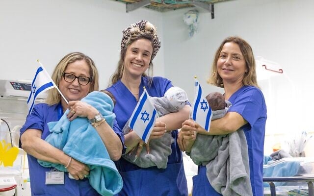Le personnel soignant posant avec des bébés nés pendant la récente guerre, à l’hôpital de Nahariya, le 13 avril 2026 (Crédit : Yossi Aloni/FLASH90)