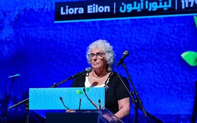 Liora Eilon s'exprimant lors d'une cérémonie conjointe israélo-palestinienne de Yom HaZikaron, à Tel Aviv, le 20 avril 2026. (Crédit : Avshalom Sassoni/ Flash90)