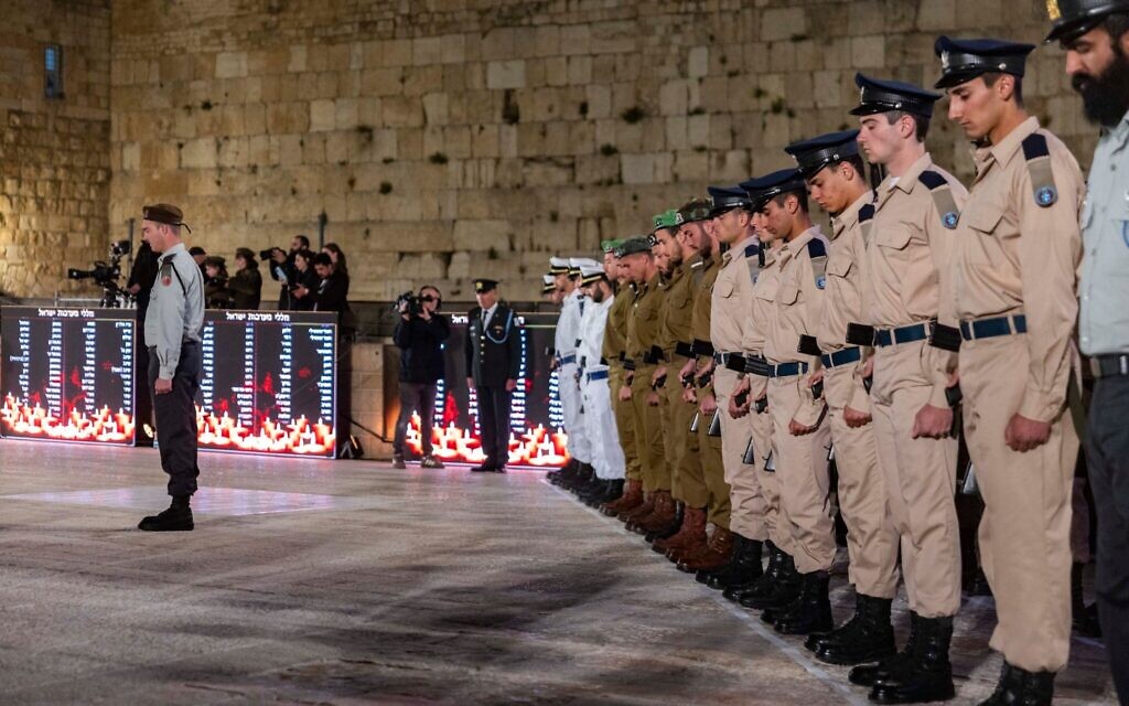 Des soldats de l'armée israélienne au garde-à-vous lors d'une cérémonie organisée à l'occasion de Yom HaZikaron, au mur Occidental, dans la Vieille Ville de Jérusalem, le 20 avril 2026. (Crédit : Chaïm Goldberg/Flash90) Des soldats de l'armée israélienne au garde-à-vous lors d'une cérémonie organisée à l'occasion de Yom HaZikaron, au mur Occidental, dans la Vieille Ville de Jérusalem, le 20 avril 2026. (Crédit : Chaïm Goldberg/Flash90)