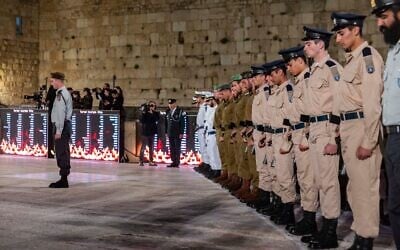 Des soldats de l'armée israélienne au garde-à-vous lors d'une cérémonie organisée à l'occasion de Yom HaZikaron, au mur Occidental, dans la Vieille Ville de Jérusalem, le 20 avril 2026. (Crédit : Chaïm Goldberg/Flash90)