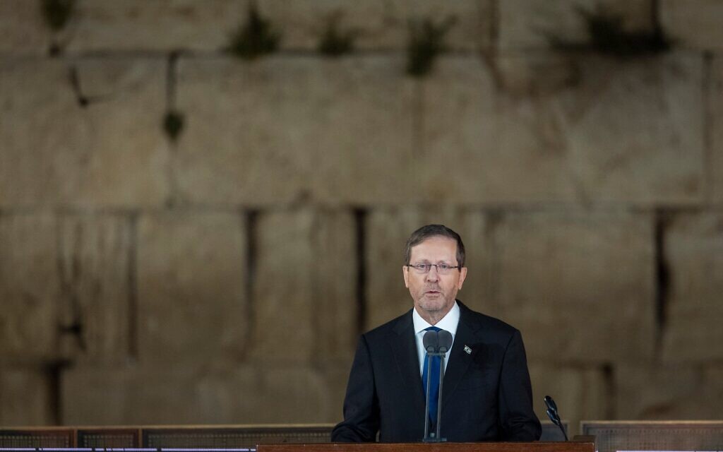 Le président Isaac Herzog s’exprimant lors de la cérémonie de Yom HaZikaron au mur Occidental, le 20 avril 2026. (Crédit : Chaïm Goldberg/Flash90)