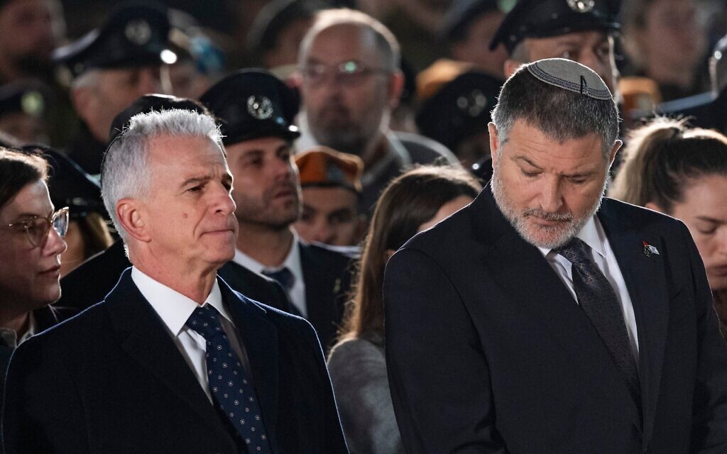 David Barnea, chef du Mossad (à gauche), et David Zini, chef du Shin Bet, lors d'une cérémonie organisée à l'occasion de la Journée du Souvenir, Yom HaZikaron, au mur Occidental, dans la vieille ville de Jérusalem, le 20 avril 2026. (Crédit : Chaim Goldberg/Flash90)
