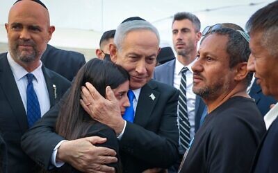 Le Premier ministre Benjamin Netanyahu assistant à une cérémonie, à la veille de Yom HaZikaron, à Yad LeBanim, à Jérusalem, le 20 avril 2026. (Crédit : Marc Israel Sellem/POOL)
