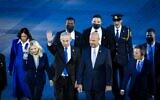 Le Premier ministre Benjamin Netanyahu (au centre), accompagné de son épouse Sara (à sa gauche) et de la ministre des Transports, Miri Regev, ainsi que du président de la Knesset, Amir Ohana et de son partenaire Alon Hadad, arrivant à la 78ᵉ cérémonie d'allumage du flambeau de Yom HaAtsmaout, sur le mont Herzl, à Jérusalem, le 21 avril 2026. (Crédit : Chaïm Goldberg/Flash90)