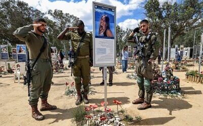 Les familles endeuillées, les amis et les soldats israéliens se tenant immobiles tandis qu’une sirène retentit pendant deux minutes à travers tout Israël, marquant Yom HaZikaron pour les soldats tombés au combat et les victimes d’attaques terroristes, sur le site du massacre du festival de musique Nova, non loin de Reïm, près de la frontière entre Israël et Gaza, le 21 avril 2026. (Crédit : Tsafrir Abayov/Flash90)